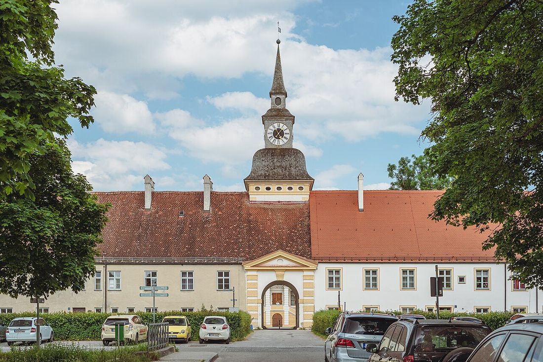 Ein Uhrturm in Bayern